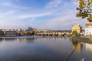 Tarihsel Charles Köprüsü veya Karluv Most ve Vltava Nehri, Prag, Çek Cumhuriyeti