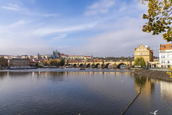 Zabytkowy Most Karola lub Karluv Most i Wełtawa, Praga, Czechy — Zdjęcie stockowe