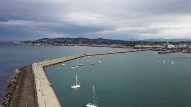 İrlanda 'daki Dun Laoghaire yat limanındaki yelkenli tekne, gemi ve yatların hava görüntüsü. — Stok video