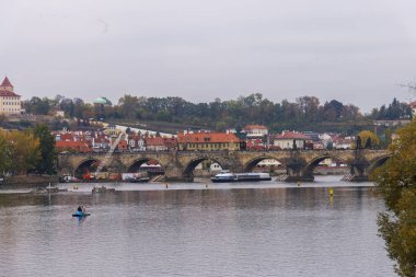 Prag 'daki Vltava Nehri ve Old Town manzarası. Çek Cumhuriyeti