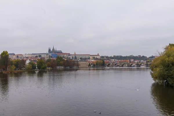 Vue sur la rivière Vltava et la vieille ville de Prague. République tchèque — Photo