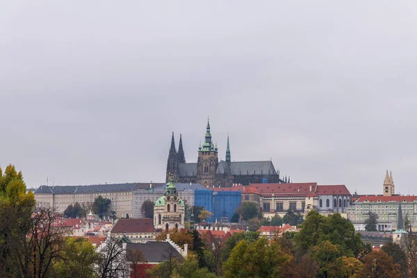 Stadtansicht von Prag, der Hauptstadt der Tschechischen Republik, Blick auf die Dächer von Prag — Stockfoto