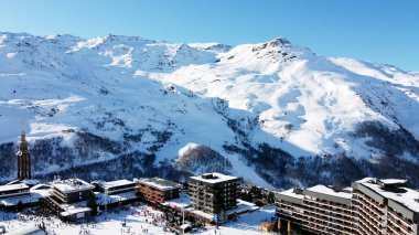 Fransız Alpleri, Les Menuires, 3 Vallees, Fransa, Avrupa 'da tipik alp ahşap evleri olan görkemli kış manzarası ve kayak merkezi.