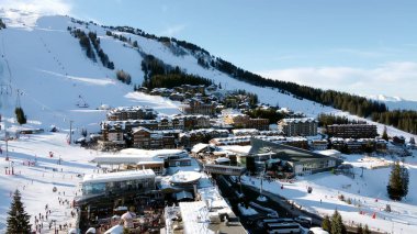 Fransız Alpleri, Les Menuires, 3 Vallees, Fransa, Avrupa 'da tipik alp ahşap evleri olan görkemli kış manzarası ve kayak merkezi.