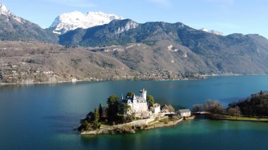 Fransa 'nın Annecy Gölü üzerindeki Chateau de Duingt panoramik hava manzarası