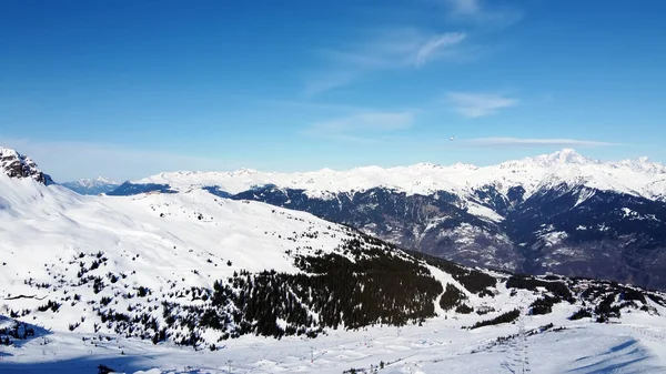 Widok z lotu ptaka na Alpy we Francji. Górskie szczyty pokryte śniegiem. Kompleks narciarski alpejski z góry. — Zdjęcie stockowe