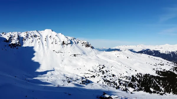 Vista aérea das montanhas dos Alpes em França. Montanhas cobertas de neve. Instalações de esqui alpino de cima . — Fotografia de Stock