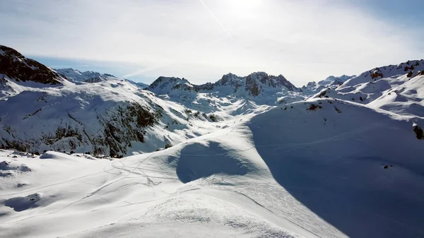 Vista aérea das montanhas dos Alpes em França. Montanhas cobertas de neve. Instalações de esqui alpino de cima . — Fotografia de Stock