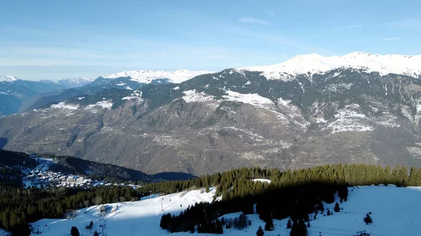 Cena aérea de inverno de picos de montanha nevados alpinos e floresta de abeto escuro na neve — Fotografia de Stock