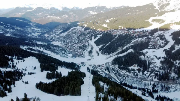 Cena aérea de inverno de picos de montanha nevados alpinos e floresta de abeto escuro na neve — Fotografia de Stock