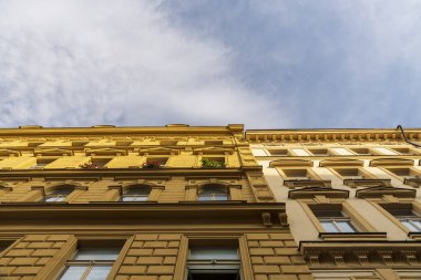 Prag 'ın eski kentinin manzarası, çatıları, kiliseleri ve Praha Kulesi' nin simgesi..