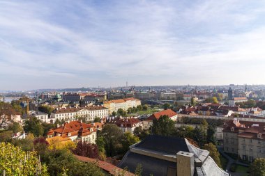 Çek Cumhuriyeti 'nde Prag Eski Şehir Meydanı' nda geleneksel kırmızı çatıları olan evler