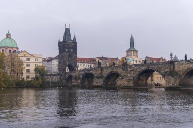 Tarihi Charles Köprüsü veya Karluv Most ve Vltava Nehri, Prag, Çek Cumhuriyeti