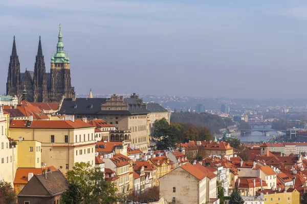 Будинки з традиційними червоними дахами на Празькій старій площі міста в Чехії. — стокове фото