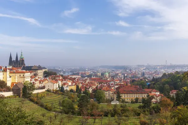 Stadtansicht von Prag, der Hauptstadt der Tschechischen Republik, Blick auf die Dächer von Prag — Stockfoto