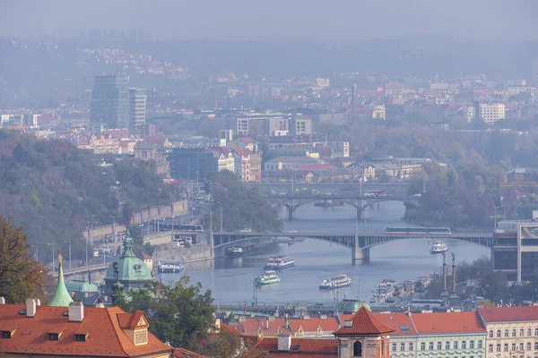 Widok na Wełtawę i Stare Miasto w Pradze. Republika Czeska — Zdjęcie stockowe