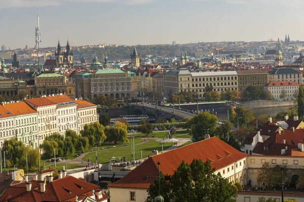 Häuser mit traditionellen roten Dächern am Prager Altstadtplatz in der Tschechischen Republik — Stockfoto