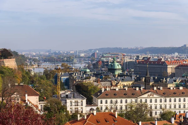 Häuser mit traditionellen roten Dächern am Prager Altstadtplatz in der Tschechischen Republik — Stockfoto