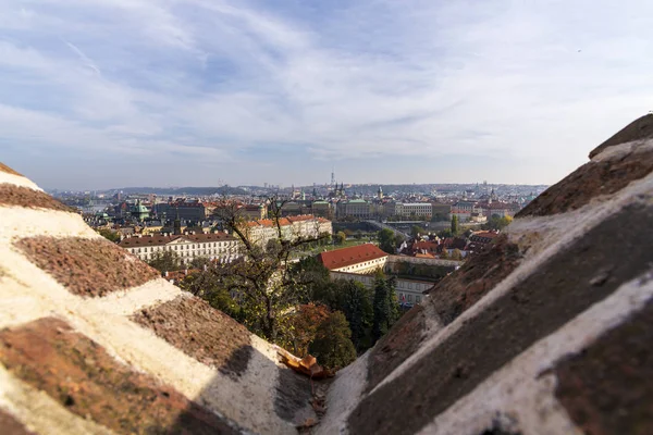 Häuser mit traditionellen roten Dächern am Prager Altstadtplatz in der Tschechischen Republik — Stockfoto