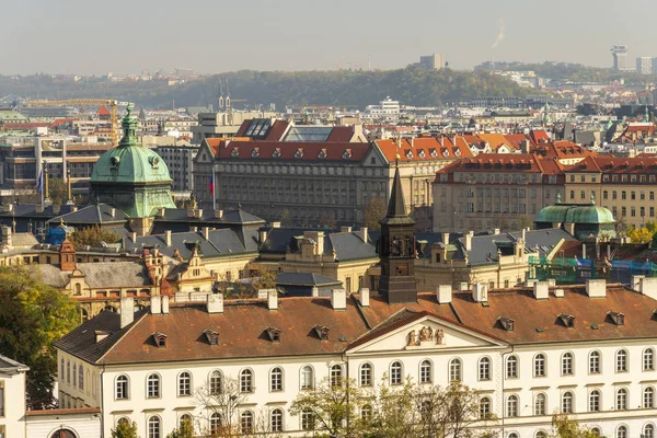 Häuser mit traditionellen roten Dächern am Prager Altstadtplatz in der Tschechischen Republik — Stockfoto