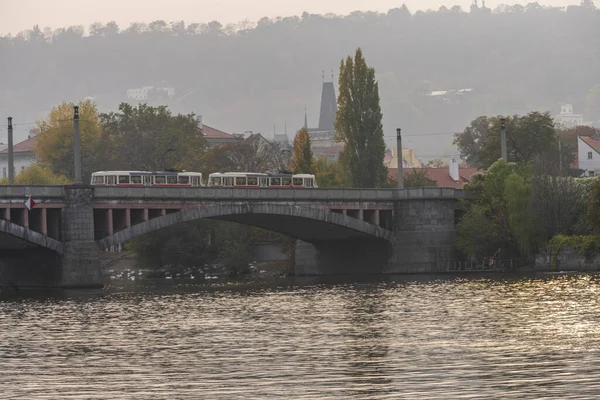 Utsikt över floden Vltava och Gamla stan i Prag. Republiken Tjeckien — Stockfoto