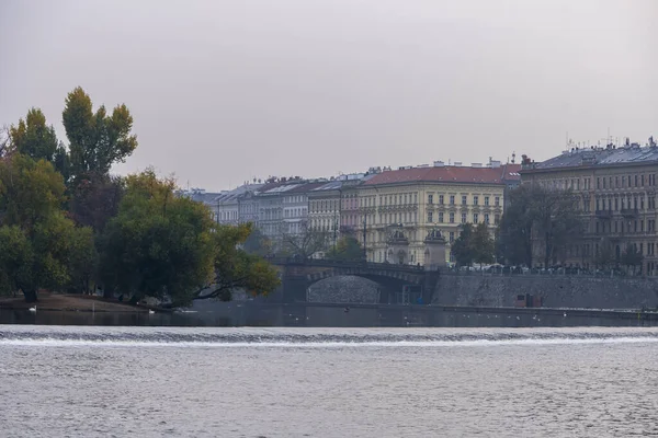 Vista do rio Vltava e Cidade Velha em Praga. República Checa — Fotografia de Stock