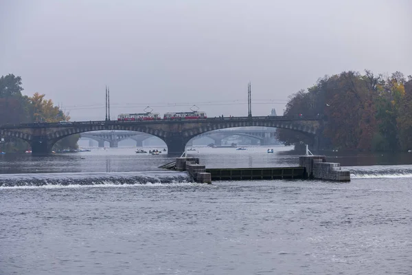 Pohled na panorama s historickým Karlovým mostem nebo Karlovým mostem a řekou Vltavou, Praha — Stock fotografie