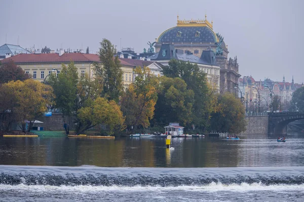 Widok na Wełtawę i Stare Miasto w Pradze. Republika Czeska — Zdjęcie stockowe