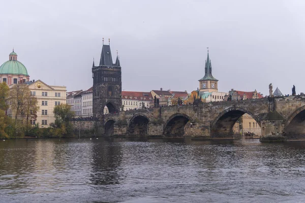 Widok na panoramę miasta z historycznym Mostem Karola lub Karluv Most i Wełtawą, Praga, Czechy — Zdjęcie stockowe