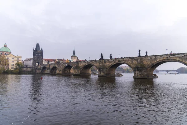 Pohled na panorama s historickým Karlovým mostem nebo Karlovým mostem a řekou Vltavou, Praha — Stock fotografie