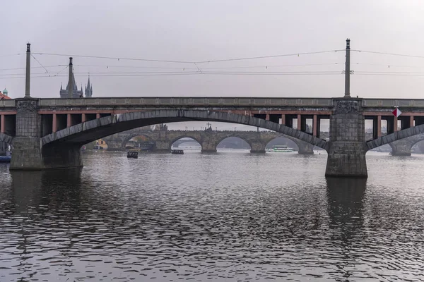 Vista panorâmica com a histórica Ponte Charles ou Karluv Most e o rio Vltava, Praga, República Checa — Fotografia de Stock