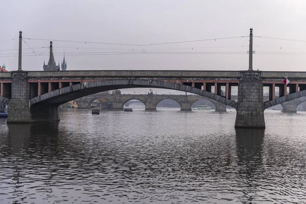 Вид на скайлайн с историческим Карловским мостом или Карлов Мост и рекой Влтава, Чехия — стоковое фото