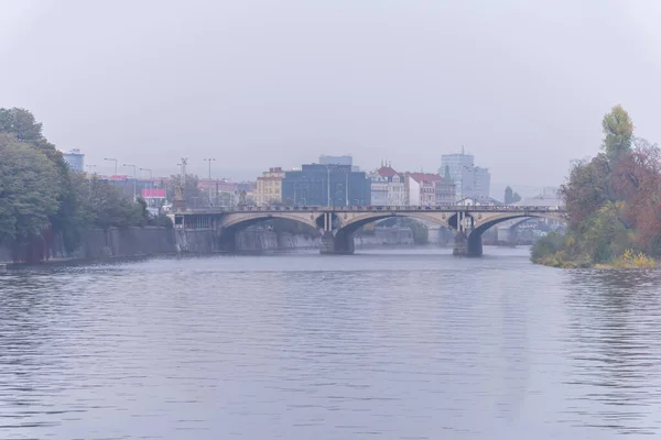 Вид на реку Влтаву и Старый город в Фагге. Чехия — стоковое фото