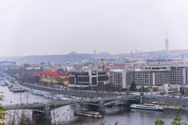 Prag 'daki Vltava Nehri ve Old Town manzarası. Çek Cumhuriyeti