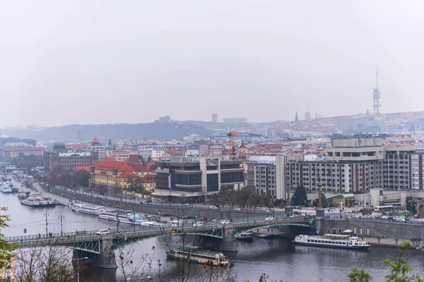 Prag 'daki Vltava Nehri ve Old Town manzarası. Çek Cumhuriyeti