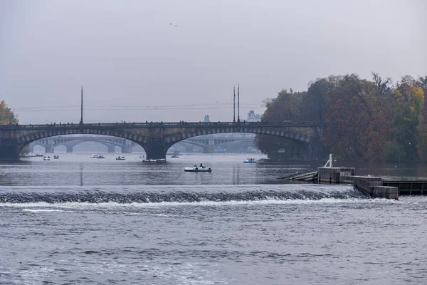 Vista del horizonte con el histórico Puente de Carlos o Karluv Most y el río Moldava, Praga, República Checa —  Fotos de Stock