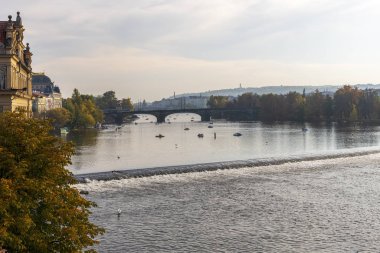 Prag 'daki Vltava Nehri ve Old Town manzarası. Çek Cumhuriyeti