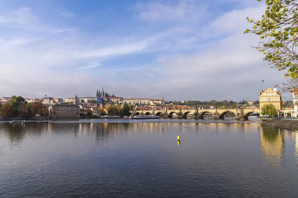 Prag 'daki Vltava Nehri ve Old Town manzarası. Çek Cumhuriyeti