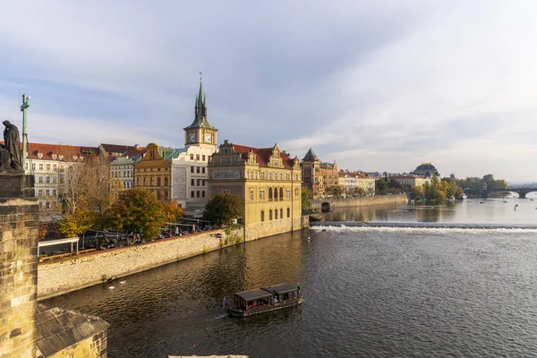 Widok na Wełtawę i Stare Miasto w Pradze. Republika Czeska — Zdjęcie stockowe