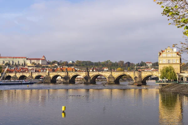 Pont historique Charles ou Karluv Most et rivière Vltava, Prague, République tchèque — Photo