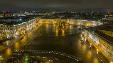 Ortasında Noel ağacı olan Saray Meydanı 'nın havadan görünüşü, St Petersburg, Rusya