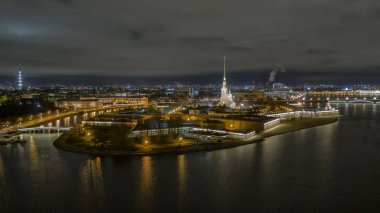 Arka planda Peter ve Paul Kalesi 'nin bulunduğu Neva nehrinin havadan görünüşü, St Petersburg, Rusya