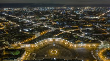 Kış Sarayı ile Genelkurmay Binası arasındaki Saray Meydanı 'nın havadan görünüşü, St Petersburg, Rusya