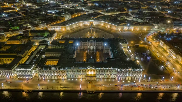 Aerial view of Winter palace or Hermitage from Palace Embankment with Palace square in the background, Saint Petersburg, Russia — Stock Photo, Image