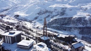 Fransız Alpleri, Les Menuires, 3 Vallees, Fransa, Avrupa 'da tipik alp ahşap evleri olan görkemli kış manzarası ve kayak merkezi.
