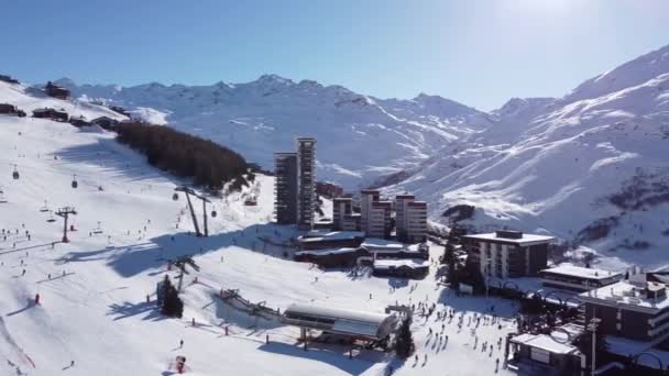 Majestuoso paisaje aéreo de invierno y estación de esquí con casas típicas de madera alpina en los Alpes franceses, Les Menuires, 3 Valles, Francia, Europa — Vídeo de stock