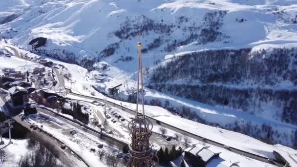 Maestoso paesaggio aereo invernale e stazione sciistica con tipiche case in legno alpino nelle Alpi francesi, Les Menuires, 3 Vallees, Francia, Europa — Video Stock