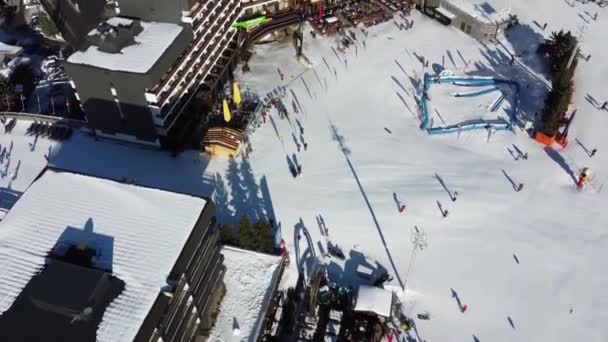 Maestoso paesaggio aereo invernale e stazione sciistica con tipiche case in legno alpino nelle Alpi francesi, Les Menuires, 3 Vallees, Francia, Europa — Video Stock