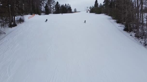 Vista aérea do esqui downhill na estância de esqui local. Elevador de esqui. Rússia, Leningrdaskaya oblast, aldeia Korobitsyno perto de São Petersburgo . — Vídeo de Stock