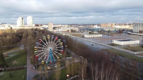 Vue aérienne du parc Gagarine et du parc d'attractions près de Victory Park Pobedy à Saint-Pétersbourg, Russie — Video
